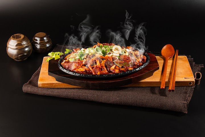 湯気の立つ韓国料理が熱々で運ばれてきて、広蔵市場から明洞の夜食スポットへ移るときのにぎやかな空気まで思い出させてくれる一皿でした。