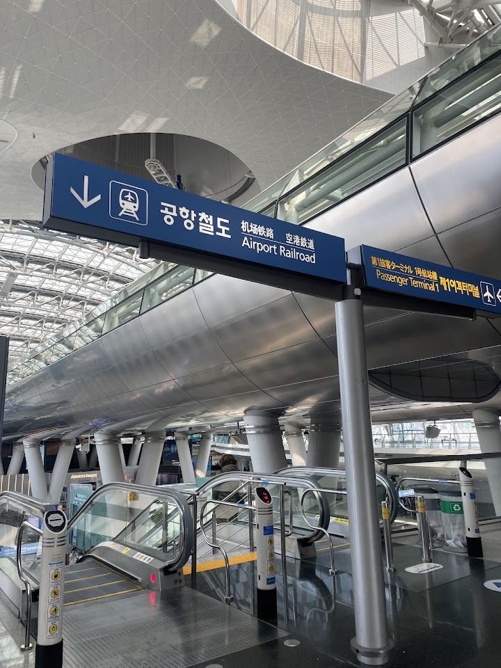 仁川空港第1ターミナルで空港鉄道の案内を見上げた瞬間、eSIMでそのまま電車に向かうか、送迎の段取りで少し時間を使うかを考えたのでした。