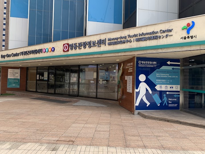 明洞の観光案内所の入口で、データ設定や地図に迷ったときに人に相談できる場所があると思うと少し安心します。