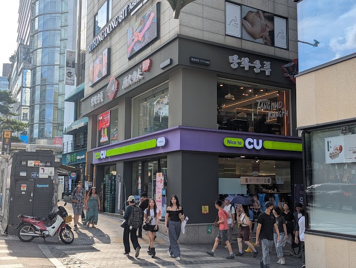 明洞駅近くのCUを見つけてほっとした、到着直後の細かな困りごとをまとめて解決してくれそうな頼れる一軒です。