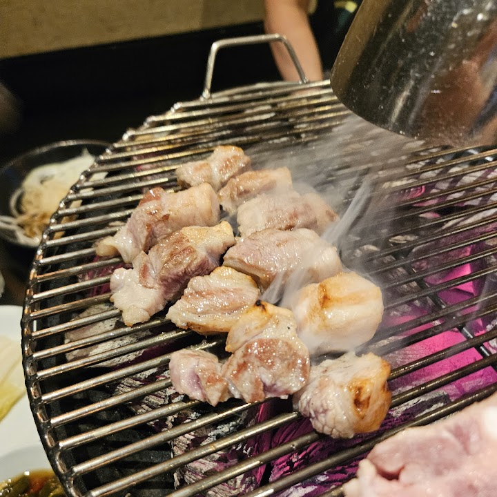 炭火の熱気がまず伝わってきて、名物の特選肉がじゅわっと焼かれるこの瞬間だけで、サムギョプサル目当てだったのを忘れてしまいそうでした。