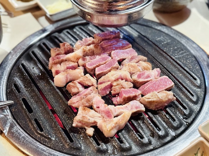 ソウルでサムギョプサルの美味しい店を探して立ち寄った、入店前から期待が高まるお店の外観です。
