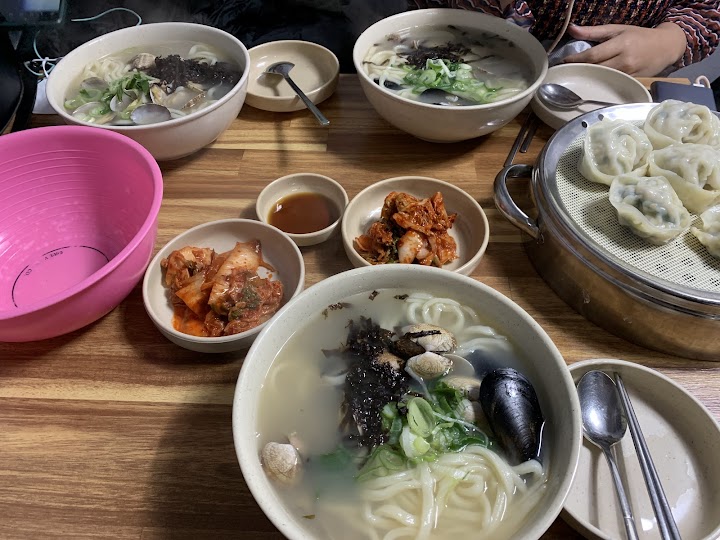 개점 직후의 종로에서 혼자 미끄러지면, 따뜻한 조개가 들어간 면과 김치가 나오고, 기분 없이 혼자 밥하기 쉬운 공기에 안심했습니다.