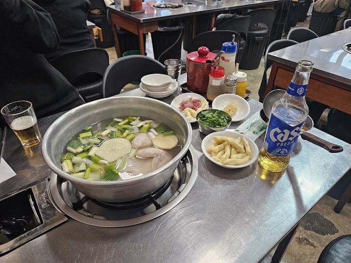 혼자서도 부탁할 수 있다는 것을 알고 안심하면서 서울에서 닭과 파가 쭉 끓이는 따캉말리를 앞에 둔 순간입니다.