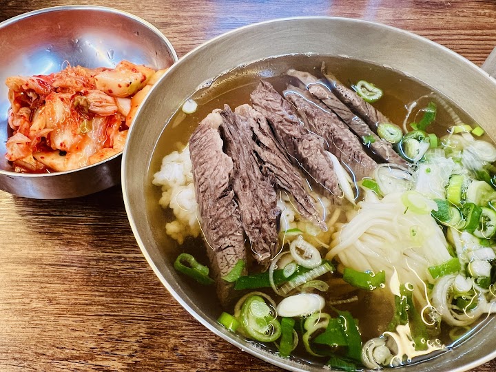 바쁜 점심 시간에 푹 들어간 한국의 현지 식당에서 김이 가득한 쇠고기 스프와 김치를 앞에 두고 첫 한 입에서 안심하고 어깨의 힘이 빠졌습니다.