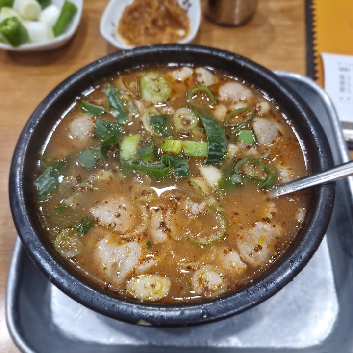 한국의 현지 식당에서 고소한 쿠파에 푸른 파와 양념을 더하면서 조금씩 맛을 정돈하는 시간이 여행지에서 한 잔을 훨씬 믿음직하게 해주었습니다.