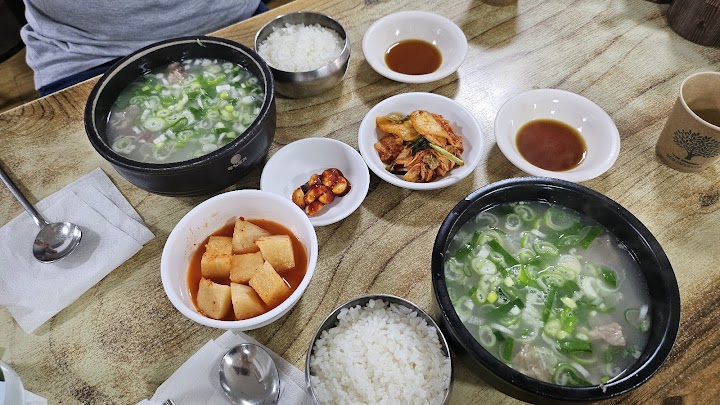 점심이 가득한 식당의 외관으로, 단골적인 공기와 옛날의 쿠파점인 것 같은 떫음이 여행지의 배고프를 조용히 초대합니다.