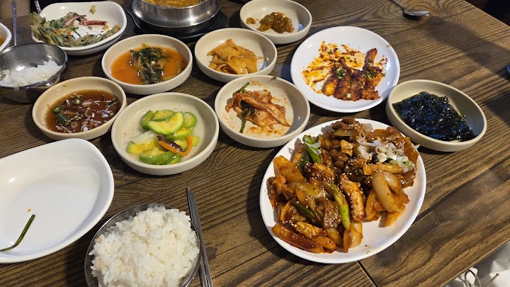 지하의 현지 식당인 것 같은 벽 일면의 메뉴를 바라보면서, 소박하고 따뜻한 한국의 가정적인 일식을 만날 수 있었다고 생각했습니다.