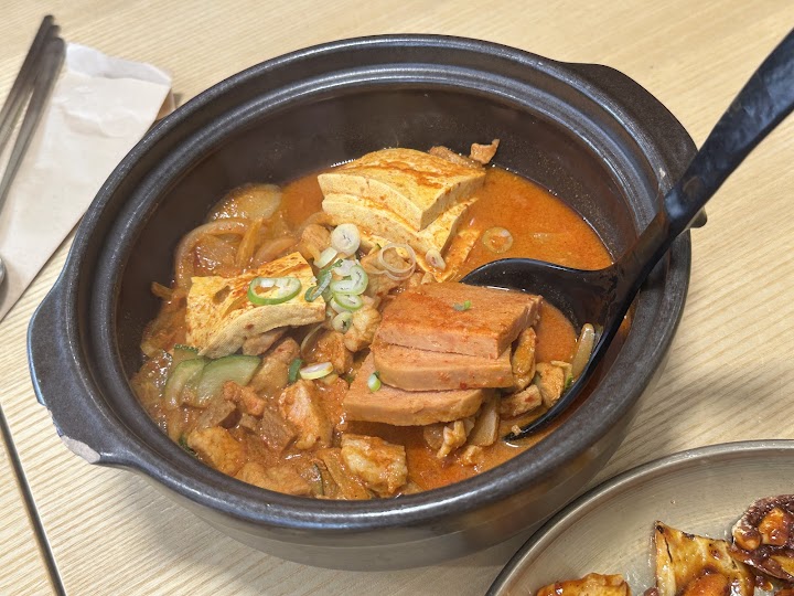 구구구츠와 아직 기세 좋게 끓이는 김치찌개가 옮겨져 온 순간을 기억하는 한 장으로, 테이블 가득 퍼지는 신맛이 있는 향기에 먹기 전부터 다리를 멈추고 싶어졌습니다.