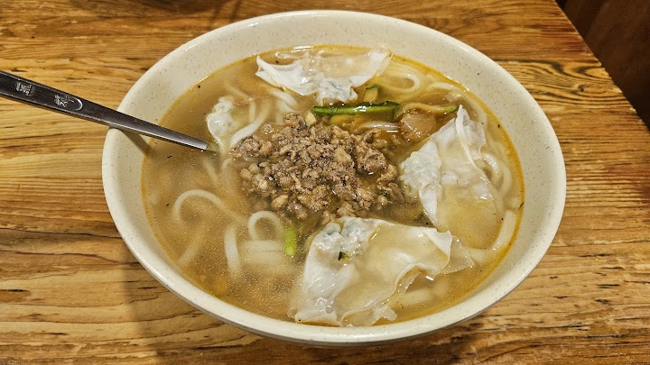 広蔵市場へ行く前に明洞でまず落ち着いて座って食べたくなった、明洞餃子本店の店先です。
