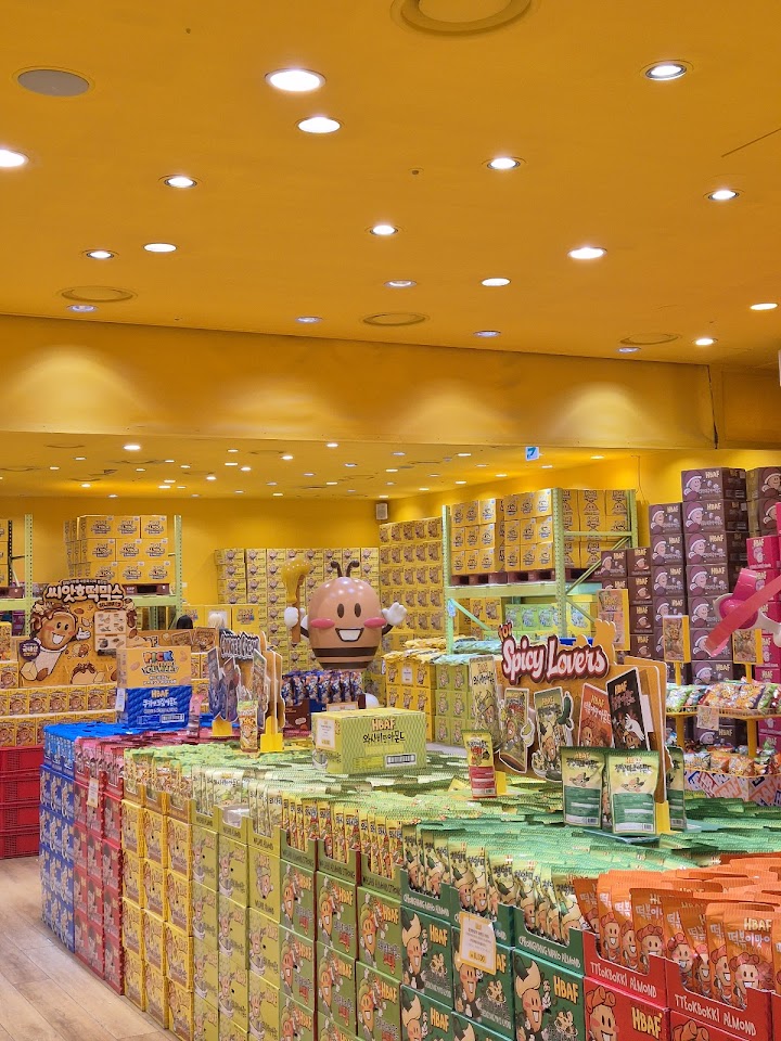 明洞のHBAFアーモンドショップは試食しながら友だち用のおみやげを選びたくなるカラフルな店内で、歩き回るほど気持ちが前向きになりました。
