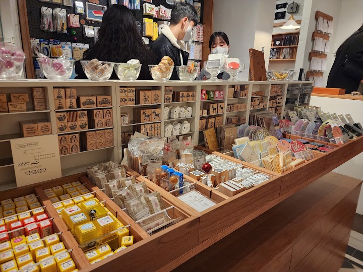 ソンスで見つけた雑貨店では、紙ものや文具が整然と並び、思わず自分用にも欲しくなる静かなときめきがありました。