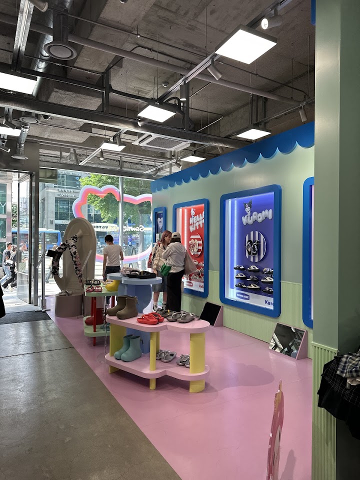 ムシンサ弘大店で、今のソウルの若者が実際に選んでいる服を見比べながら歩ける空気感にわくわくしました。