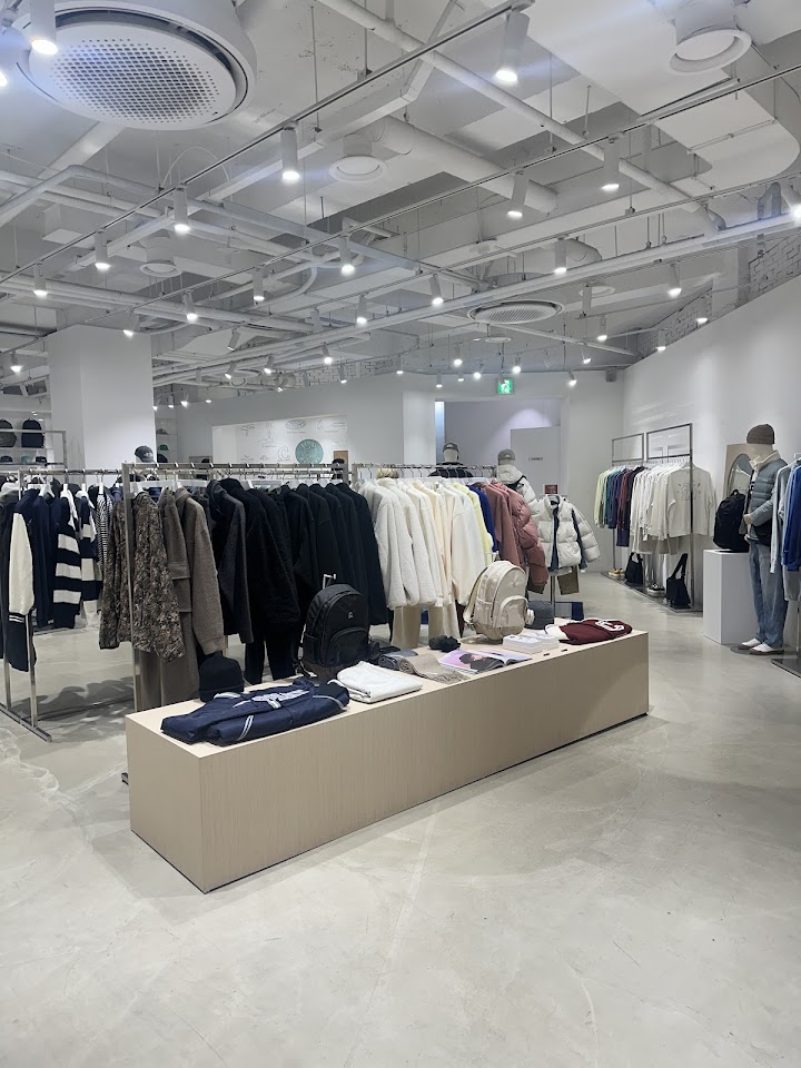 ホンデのカバーナットで、厚みのある生地やゆったりしたシルエットを見ながら、韓国らしい「力みのないおしゃれ」が意外と計算されているのだと感じました。