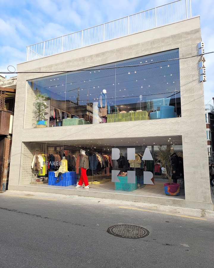 余白の多い店内に服が静かに並び、ソウルで今の着こなしを見極める時間が自然と生まれる一枚でした。
