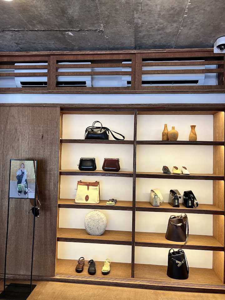 曲線が美しいレザーバッグが静かに並ぶ店内で、ソウルでの買い物の締めくくりにぴったりの一品を見つけた気分になりました。