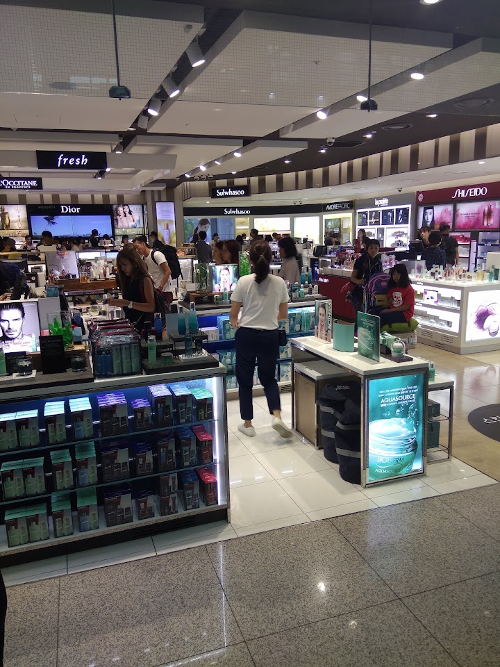仁川空港の免税店で、照明に映えるコスメを眺めながら最後のひとつを選ぶ時間が、旅の高揚感を静かな自信に変えてくれました。