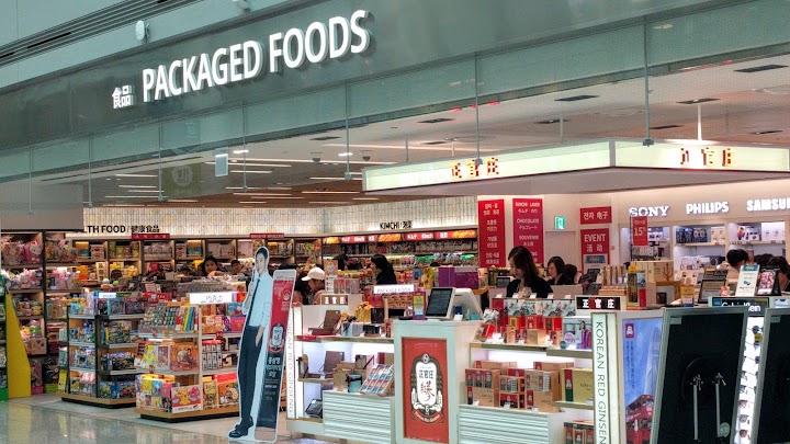 仁川空港の免税店でおみやげ用の食品を見比べながら、もし第一候補が売り切れていてもすぐ切り替えられそうだと感じました。