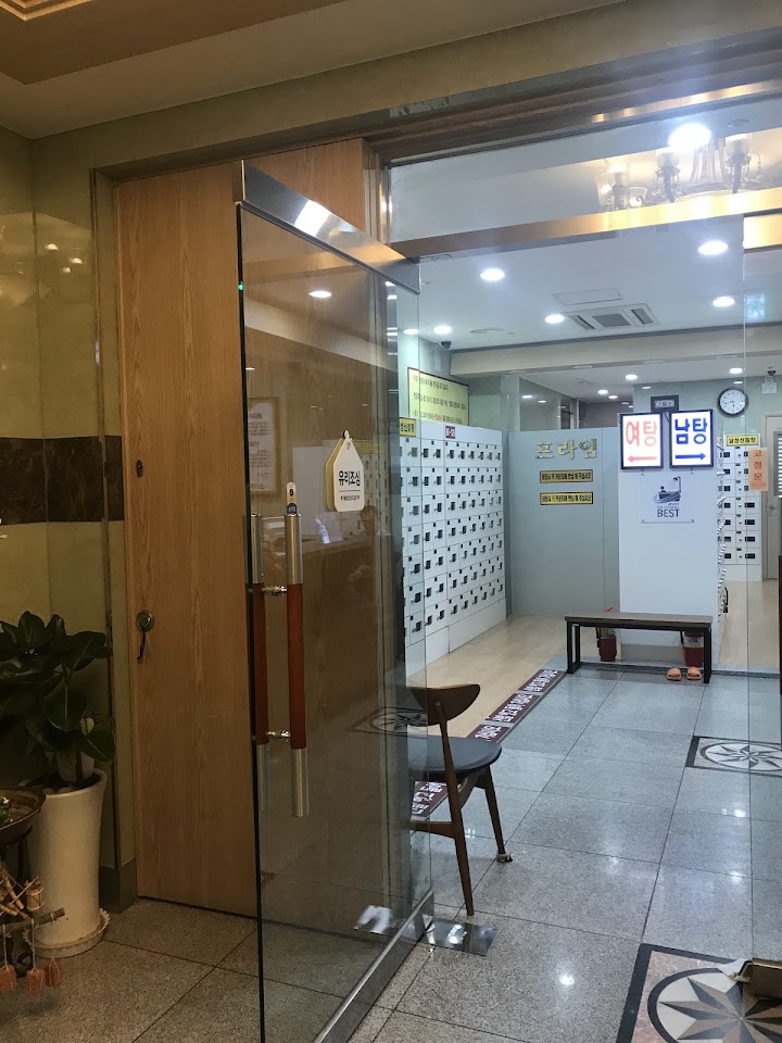 ソウルのチムジルバン、강변스파랜드の入口を入ると、清潔感のあるロッカーエリアが広がっていて、初めてでもスムーズに利用できました。