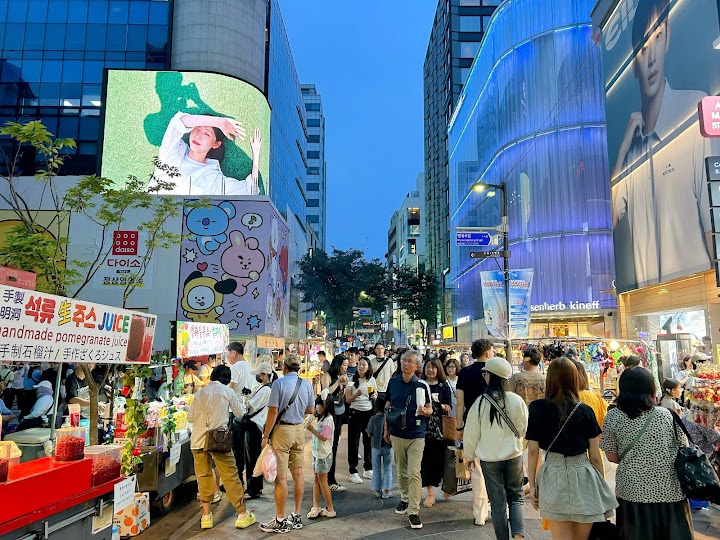明洞のメインストリートは、食べ歩きの屋台とコスメショップの看板で活気があふれていて、歩くだけで元気がもらえます。