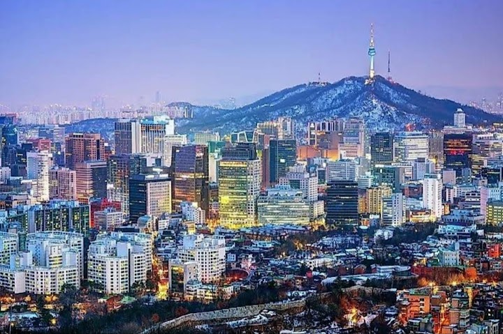 夕暮れから夜へと移ろうソウルの街並みと、山頂に輝くNソウルタワーの絶景に、思わずため息が漏れました。
