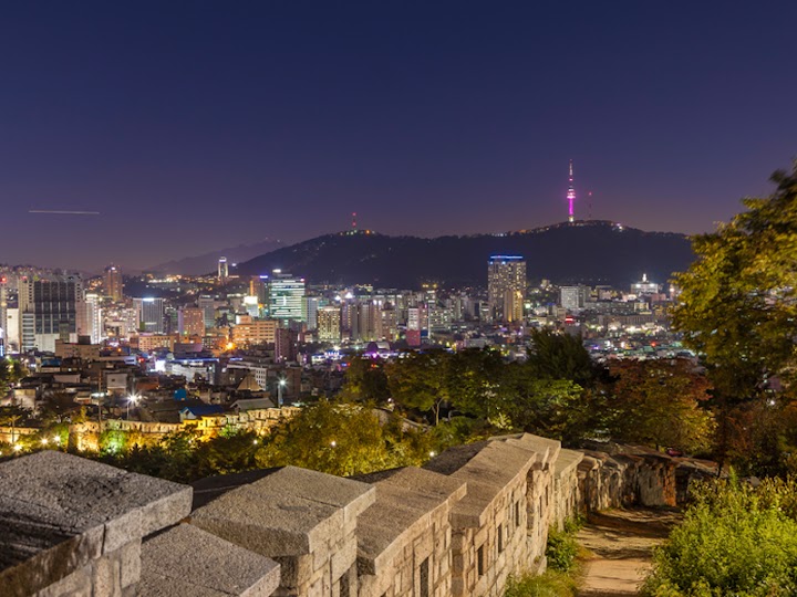 暗闇の先に現れる、ライトアップされた城郭とソウルの街明かり。ここから眺める夜景は、いつ来ても心が落ち着きます。