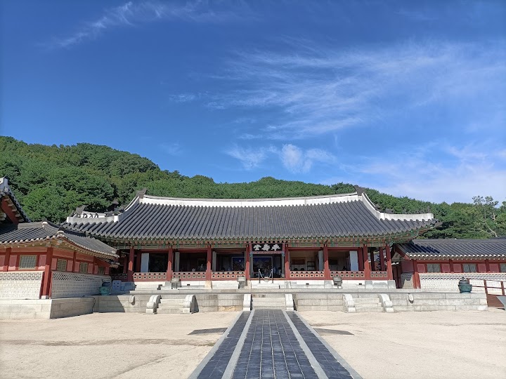 水原華城の観光はここからスタート。広々とした華城行宮の中庭に立つと、旅の緊張もほぐれていく気がします。