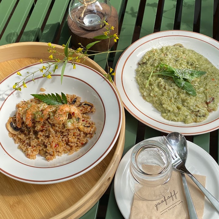 全州の韓屋村近くで一人ランチ。テーブルに並ぶたくさんのおかずを見ると、一人旅の緊張もほぐれます。