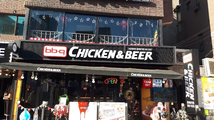 弘大の夜、チキンデリバリーを頼む前に見かけたBBQチキンの店舗外観。ここなら深夜まで営業しているから安心です。