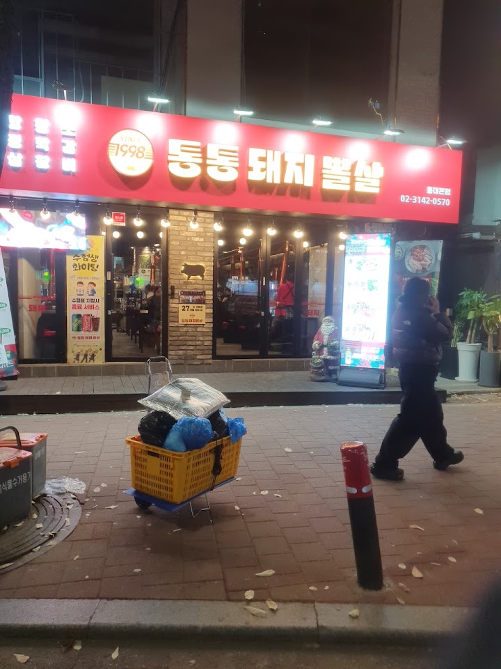 夜のソウル・弘大で偶然見つけた、赤い看板が目印のサムギョプサル店「통통돼지(トントンデジ)」。