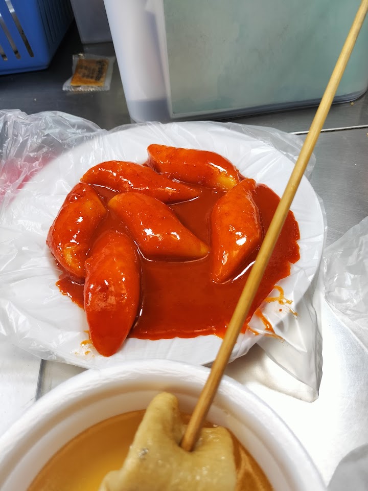 ソウルの屋台で出会った、もちもち食感がたまらない真っ赤なトッポッキ。一本の串で気軽に味わえるのが嬉しい。