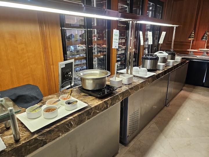 明洞のミガボンで朝ごはん。温かいお粥と優しい味のおかずが並ぶカウンターを見て、旅の疲れが癒やされる気がした。