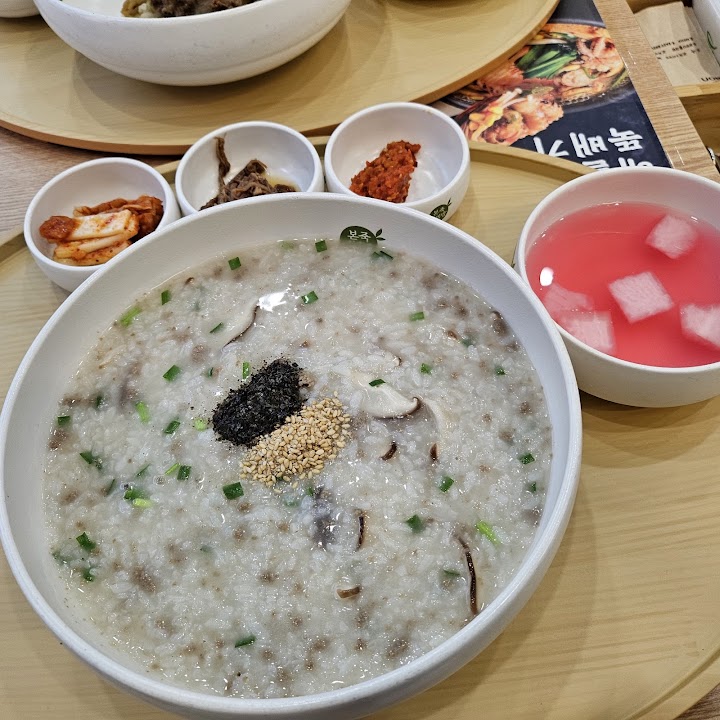 ソウルの朝ごはんにぴったりな、明洞の本粥&ビ빔밥cafeでいただいた熱々で胃に優しいお粥のセット。