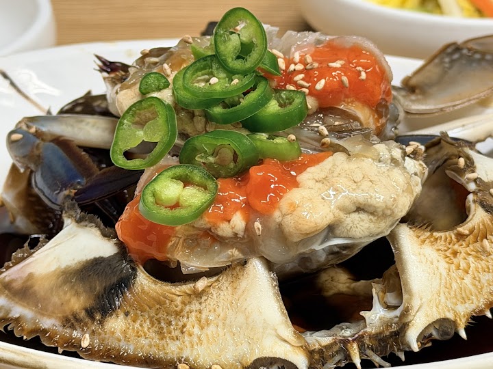 ソウルの真味食堂で、殻が開いた瞬間に広がる磯の香りと、想像以上に上品でクリーミーな蟹身と内子の濃厚な味わいに驚きました。