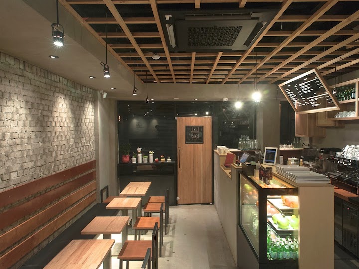 通仁市場のお弁当カフェ、まずはこのカウンターで専用の小銭(葉銭)を受け取って、お弁当箱をゲットします。