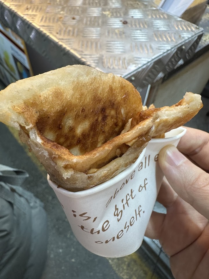 通仁市場の散策にぴったりな、熱々でサクサクの西村ホットク。中からとろりと溢れる甘いシロップがたまりません。