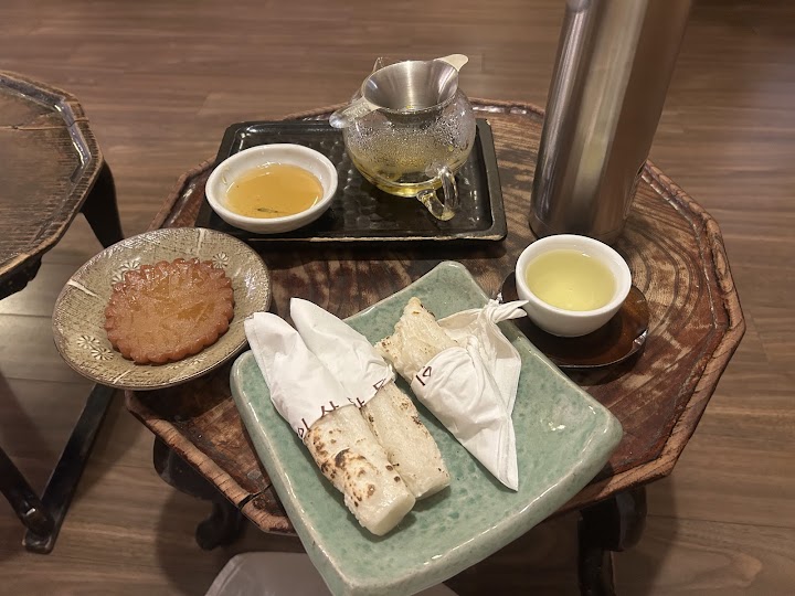 仁寺洞の伝統茶屋で、あたたかいお茶と一緒に、甘い薬菓と香ばしい焼き餅をいただきました。