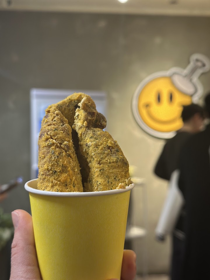 望遠市場の食べ歩きの締めに、熱々のチーズホットクを頬張る幸せ。紙コップ越しに伝わる温かさと、とろける甘さがたまりません。