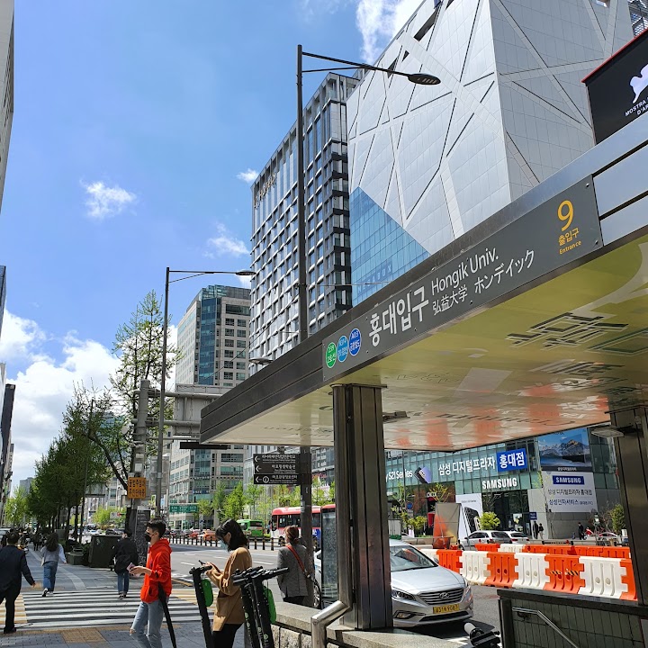 弘大入口駅の9番出口から地上に出ると、活気あふれる街並みと大きなビルが目に飛び込んできます。