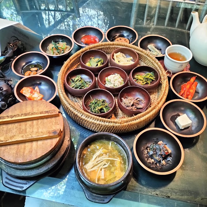 ソウルの山村でいただいた、色鮮やかなナムルや精進料理の数々。一口ごとに体が喜ぶような、優しく奥深い味わいでした。