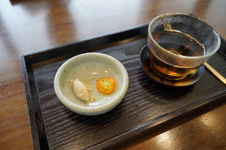 ソウルの寺刹料理店で、席に着くと運ばれてきた温かいお茶と可愛らしい一口菓子に、ほっと心が和みます。