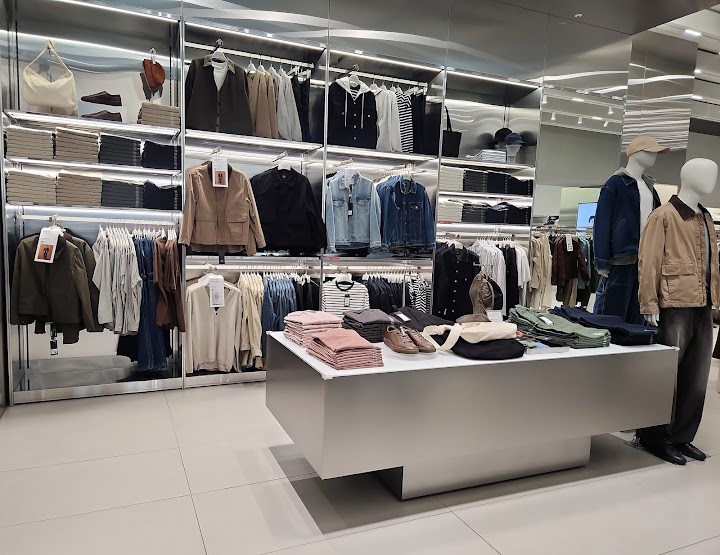 聖水洞のムシンサスタンダード店内は、トレンド感溢れるアイテムがずらりと並んでいて、見ているだけでワクワクします。