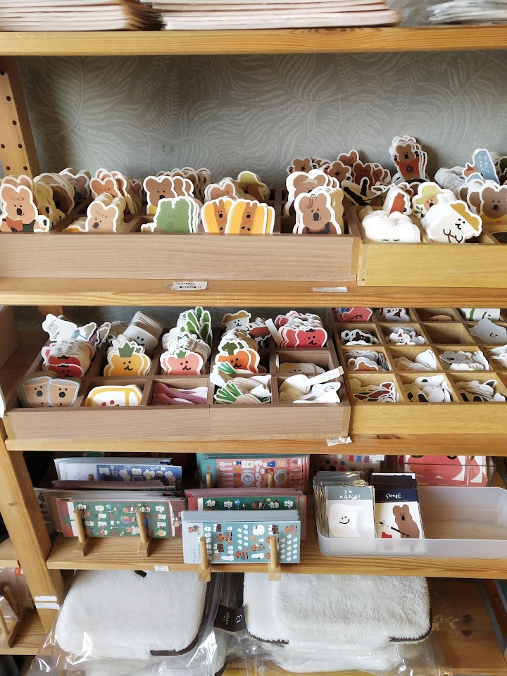 弘大の雑貨屋「오브젝트」で見つけた、かわいい動物たちのステッカー。どれを連れて帰ろうか迷っちゃいます。
