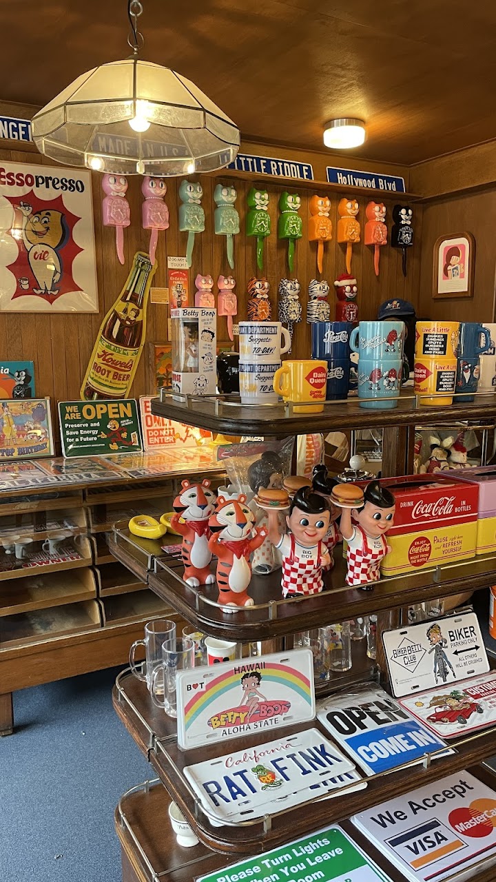 弘大の雑貨屋「リトルリドル」の店内は、レトロなキャラクターグッズやヴィンテージ雑貨が所狭しと並んでいて、まるで宝探しをしているような気分になります。