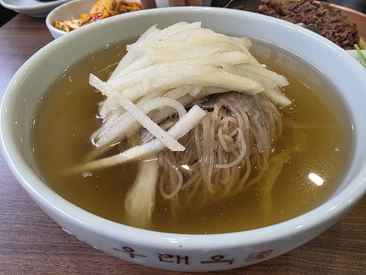 ソウルの老舗、又来屋でいただいた平壌冷麺。透き通ったスープの奥深いコクと、上品な麺の喉越しに驚きました。