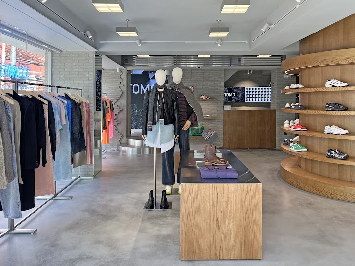聖水のトムグレイハウンドの店内は、洗練されたメンズアイテムが美しく並べられていて、落ち着いた雰囲気の中でじっくりとお気に入りの一着を選べます。