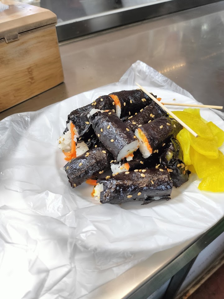 広蔵市場で食べた麻薬キンパは、小ぶりなのに海苔の風味が濃厚で、ツヤツヤのご飯と相性抜群でした。
