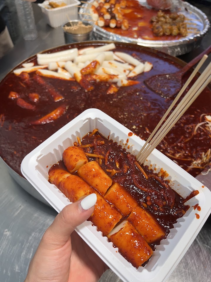 ソウルの広蔵市場で、真っ赤なソースがたっぷり絡んだもちもちのトッポギを屋台で食べ歩き。