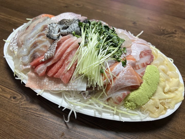 鷺梁津水産市場の2階食堂で、市場で選んだ新鮮な魚を豪華な刺身盛り合わせにしていただきました。