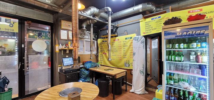 ソウルの路地裏で見つけた、地元の人に愛される老舗サムギョプサル店の飾らない店内。